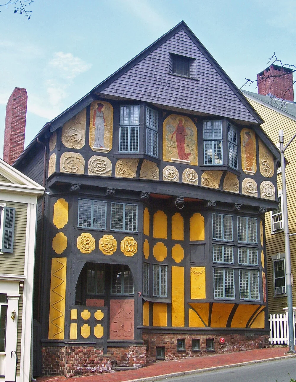 1200px-Fleur-de-Lys_Studios.jpg